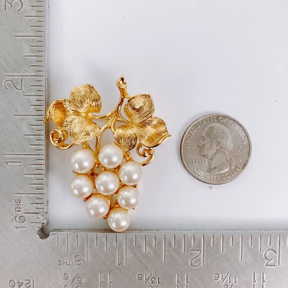 Vintage Gold Tone Faux Pearl Grape Cluster Brooch Mid Century Autumn Fall Pin - Picture 9 of 9